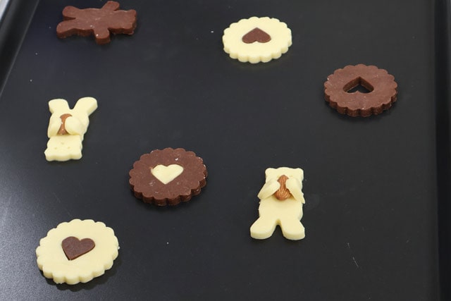 様々な形の成型後のクッキーの画像