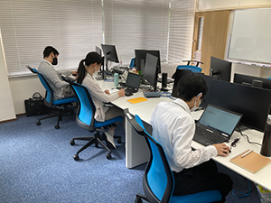 写真：業務に取り組む様子